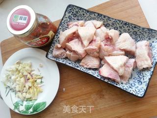 剁椒鸡翅的做法步骤：1