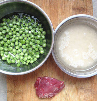 豌豆肉饼煲仔饭的做法步骤：1