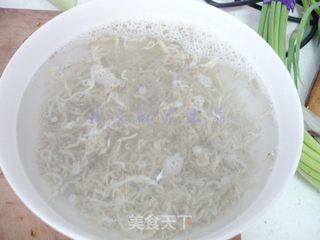 香辣银鱼干的做法步骤：2
