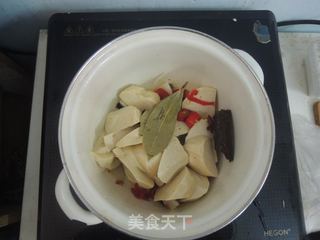 不如在家吃:母亲节煮道堪比肉味的健康素菜【五香素鸡】的做法步骤:4