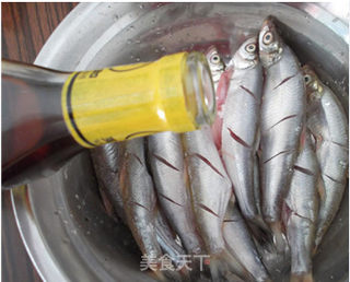 香酥刁子鱼的做法步骤:3