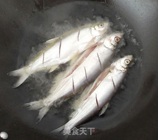 香酥刁子鱼的做法步骤:4