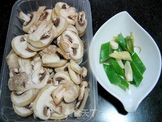 蘑菇炒肉片的做法步骤：2