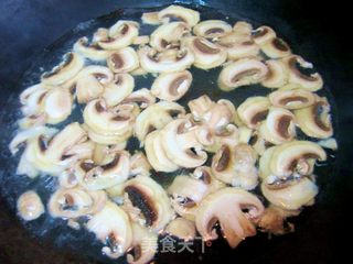 口蘑蛋花汤的做法步骤:2