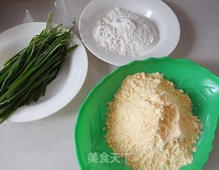 快手又营养的早餐饼：韭菜玉米面饼的做法步骤：1