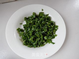 快手又营养的早餐饼：韭菜玉米面饼的做法步骤：2