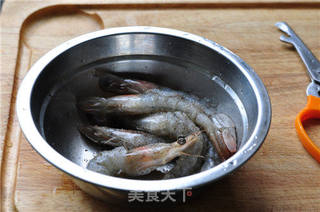 茄汁培根烤大虾的做法步骤:2
