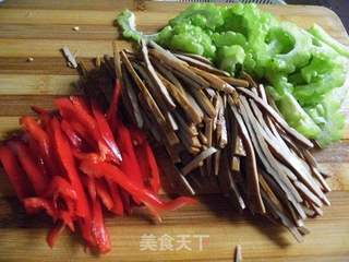 椒油苦瓜三丝的做法步骤:2