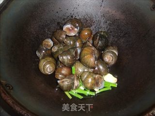 香辣田螺的做法步骤：3