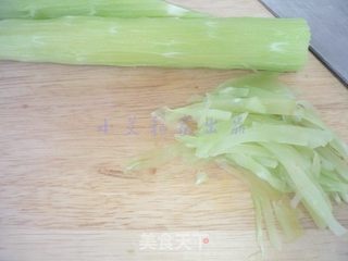 炝拌莴笋丝的做法步骤:2