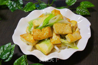 农家葱爆豆腐的做法步骤:8