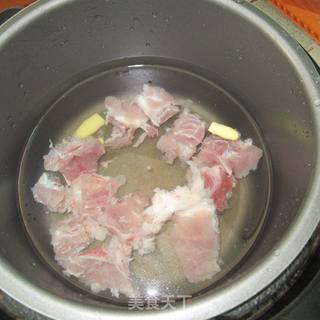 花生排骨汤的做法步骤：2
