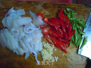 酱香味美---蒜香茄汁炒鱿鱼的做法步骤:2