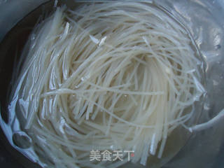 酸菜猪肉炖粉条的做法步骤:3