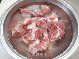 山药木耳骨汤的做法步骤:2