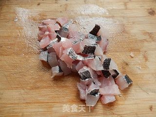 西兰花鱼丁沙拉的做法步骤:2