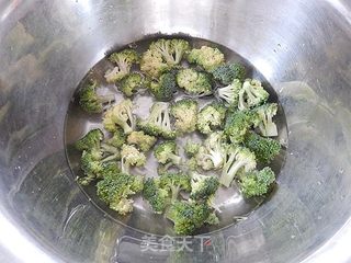 西兰花鱼丁沙拉的做法步骤:5