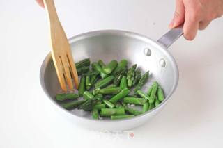 芦笋虾仁的做法步骤:2