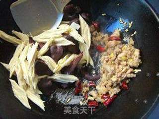 松蘑腐竹小炒的做法步骤:4
