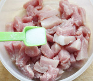 菠萝肉段的做法步骤:2