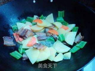 青椒腊肉炒土豆的做法步骤:4