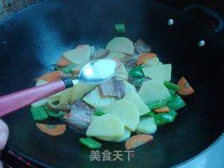 青椒腊肉炒土豆的做法步骤:5
