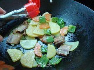 青椒腊肉炒土豆的做法步骤:6
