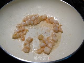 虾仁扇贝肉炒时蔬的做法步骤:2