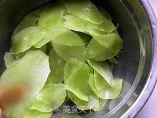 凉拌莴笋片的做法步骤:3