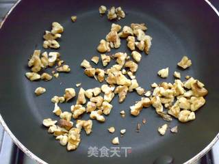 盐水核桃炒河粉的做法步骤:2