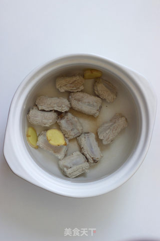 【菌菇排骨汤】的做法步骤:2