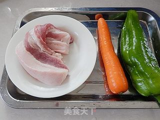 胡萝卜青椒炒五花肉的做法步骤：1