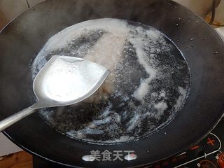 胡萝卜青椒炒五花肉的做法步骤:2