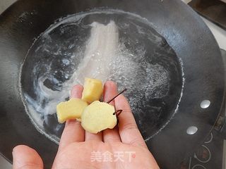 胡萝卜青椒炒五花肉的做法步骤:3