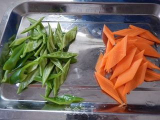 胡萝卜青椒炒五花肉的做法步骤:4
