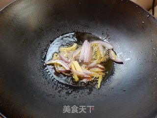 胡萝卜青椒炒五花肉的做法步骤:7