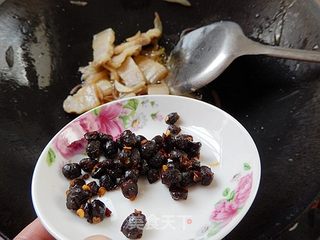 胡萝卜青椒炒五花肉的做法步骤:9