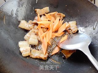 胡萝卜青椒炒五花肉的做法步骤:11