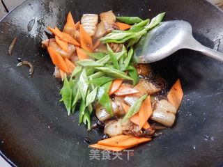 胡萝卜青椒炒五花肉的做法步骤:12