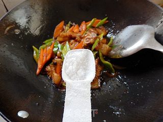 胡萝卜青椒炒五花肉的做法步骤:13