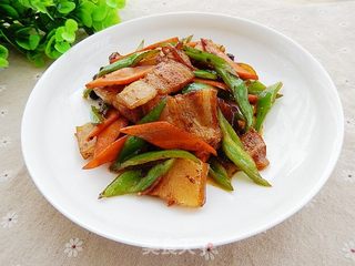 胡萝卜青椒炒五花肉的做法步骤:14