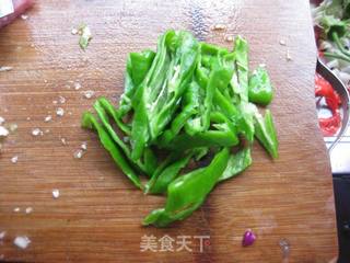 茄汁肉丝盖青椒的做法步骤：1