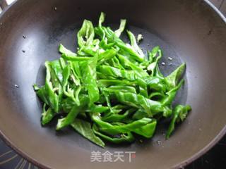 茄汁肉丝盖青椒的做法步骤：2