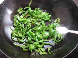 茄汁肉丝盖青椒的做法步骤：3