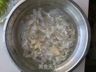 银耳鸡蛋汤的做法步骤：1