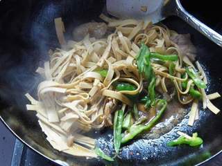 尖椒千张炒肉片的做法步骤:9