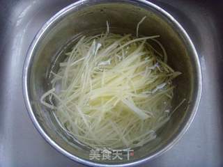 清脆可口---尖椒土豆丝的做法步骤：1