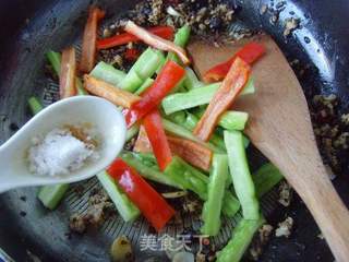 咸鲜微辣芽菜炒苦瓜的做法步骤:8
