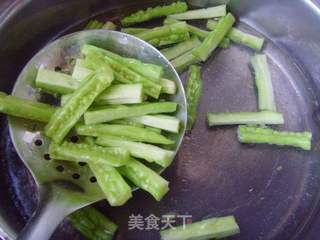 咸鲜微辣芽菜炒苦瓜的做法步骤:2