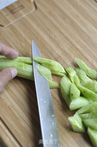 老油条拌黄瓜的做法步骤:2